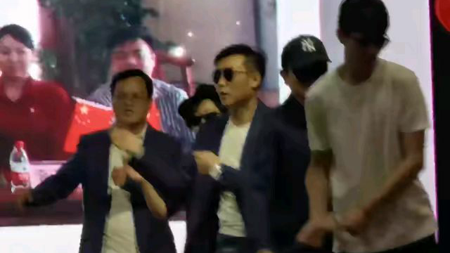 我的摄影老师他在校节目中跳的舞。◕ᴗ◕。